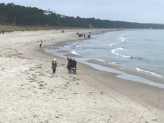 Der Strand entlang der Ostsee mit einigen Spaziergängern